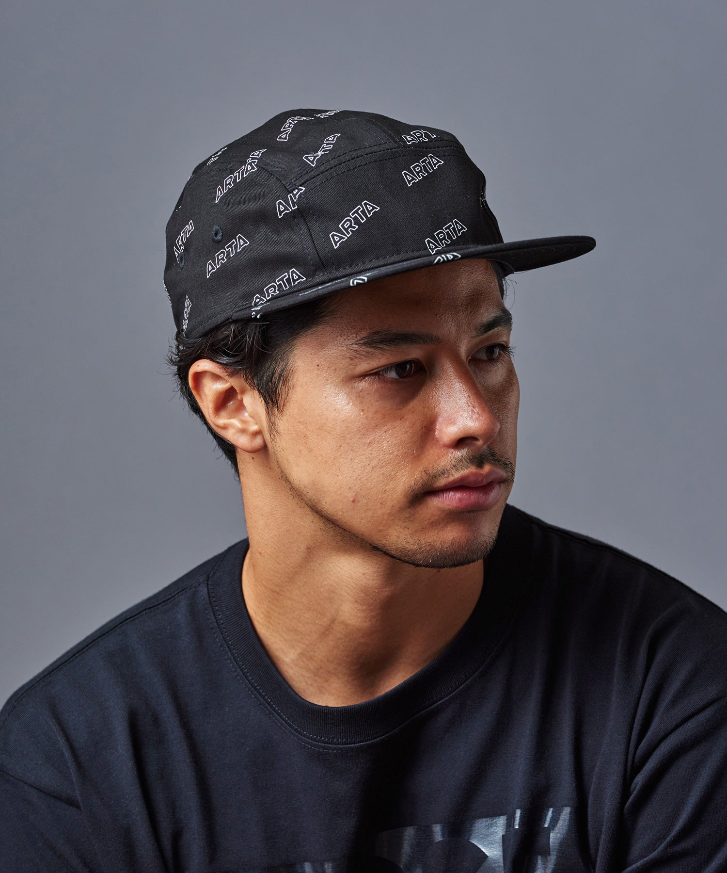 NEW ERA ARTA JET CAP LOGO ALL OVER（BLACK）（ニューエラ エーアール