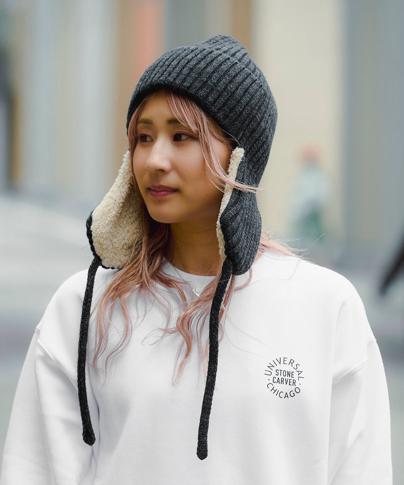 UNIVERSAL OVERALL	紐付きイヤーフラップニットキャップ