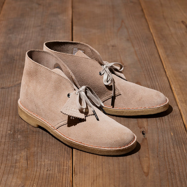 Clarks デザートブーツ Sand Suede 26155527
