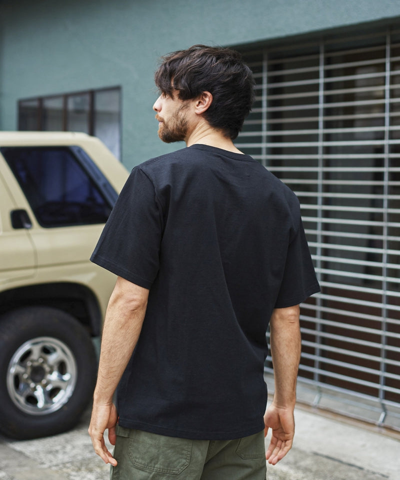 UNIVERSAL OVERALL×JACK & MARIE オーバープリントポケットTシャツ U2113232AB